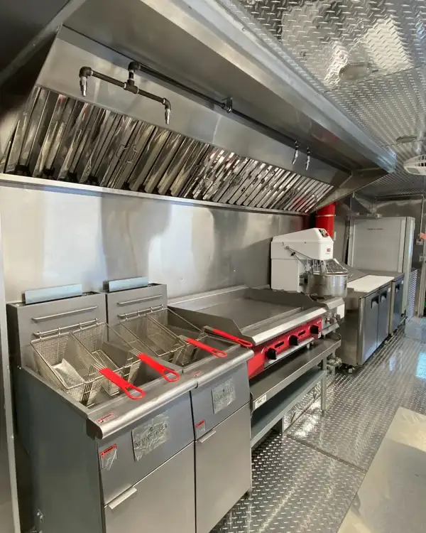Double Kitchen — fryers, griddle and prep table