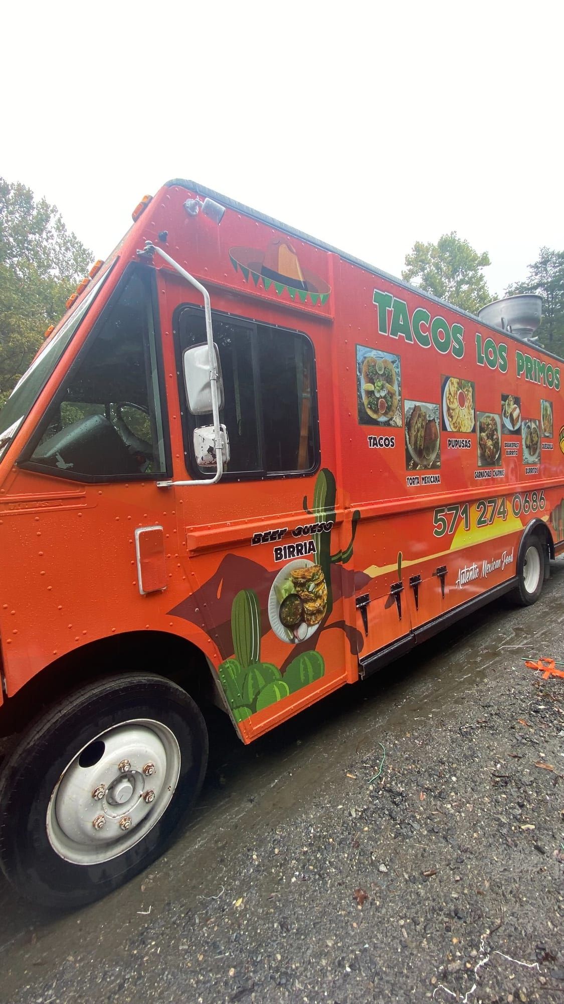Frente del food truck naranja terminado de Tacos Los Primos