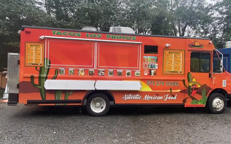 Tacos Los Primos después: food truck naranja rotulado y terminado, vista lateral