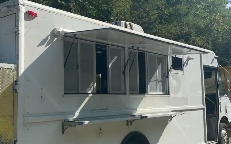 Tacos Los Primos antes: truck blanco con ventanas de servicio y sin rotular